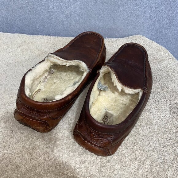 UGG Men’s Brown Leather Shearling Lined Loafer Slippers Moc Toe Size 10 main image 5